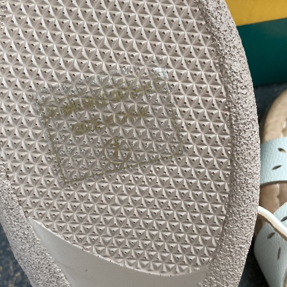 Fab comfort women sandals. Size 7. White color. - Picture 4 of 4